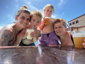 Daphne van Gerwen Instagram - Lekker dagje zwembad vandaag ☀️ #genieten