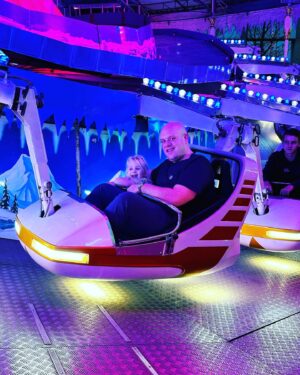 Daphne van Gerwen Instagram - Was weer gezellig dagje kermis 🎡 lol gehad, vast gezeten @joelgovers 🤣 en nog meer lol 😝 @mvg180 @goverselly @jackgovers @joelgovers @rudy_heijden 
.
.
.
.
.
.
#kermis #breda #lol #gelachen #familie #vast #vrij #kindjes #vakantie #herfst #zonnetje #prachtigweer #🎡