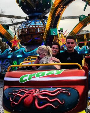 Daphne van Gerwen Instagram - Was weer gezellig dagje kermis 🎡 lol gehad, vast gezeten @joelgovers 🤣 en nog meer lol 😝 @mvg180 @goverselly @jackgovers @joelgovers @rudy_heijden 
.
.
.
.
.
.
#kermis #breda #lol #gelachen #familie #vast #vrij #kindjes #vakantie #herfst #zonnetje #prachtigweer #🎡