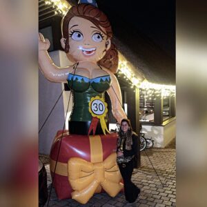 Daphne van Gerwen Instagram - 30 is het nieuwe 20! 🥳 Kom je thuis van een top avond darten hebben ze alles versiert🤣 dankje wel @kevinklerks @biancavanhelvoort @goverselly ❤️