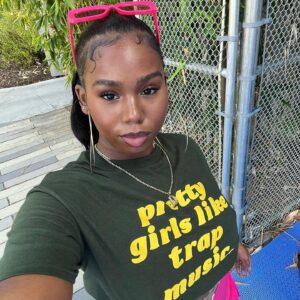 Daria Johns Instagram - Pretty girls like trap music 🎶 🫶🏾
•
•
#daria #trapmusic #prettygirls #explore #explorepage #pink #green #alexandermcqueen