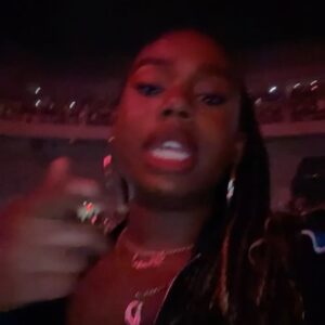 Daria Johns Instagram - “don’t play with her, don’t be dishonest” @brysontiller 🖤 
•
•
#daria #dariajohns #concert #brysontiller #explore #explorepage