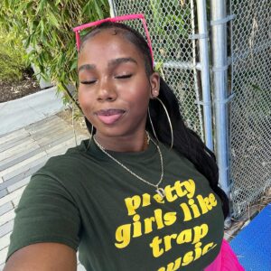 Daria Johns Instagram - Pretty girls like trap music 🎶 🫶🏾
•
•
#daria #trapmusic #prettygirls #explore #explorepage #pink #green #alexandermcqueen