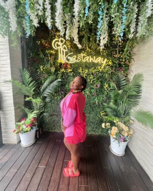 Daria Johns Instagram - Not fragile like a flower. Fragile like a bomb.🌸🌱💣
•
•
#daria #dariajohns #castaway #castawayburbank #burbank #explore #explorepage #flower #pink #outfit #braids #blackgirl