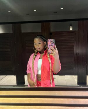 Daria Johns Instagram - Not fragile like a flower. Fragile like a bomb.🌸🌱💣
•
•
#daria #dariajohns #castaway #castawayburbank #burbank #explore #explorepage #flower #pink #outfit #braids #blackgirl