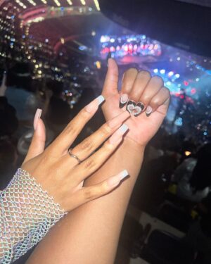 Daria Johns Instagram - There is only one way.. and that’s the renaissance way🐝👑 
•
•
#daria #dariajohns #renaissance #rwt #beyonce #tour #silver #mute #explorepage #explore #mua