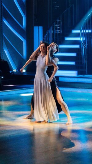 Darija Pavlovičová Instagram - Současný tanec Dariji Pavlovičové a Dominika Vodičky je jednou z neuvěřitelných choreografií, na které se nezapomíná. 💕 Připomínka tohoto tance vyvolala tak silné emoce, jako bychom ho sledovali poprvé. 🤩

My bychom se na něj mohli dívat snad donekonečna. A vy? 💖

#stardancexii #stardancecz #ceskatelevize