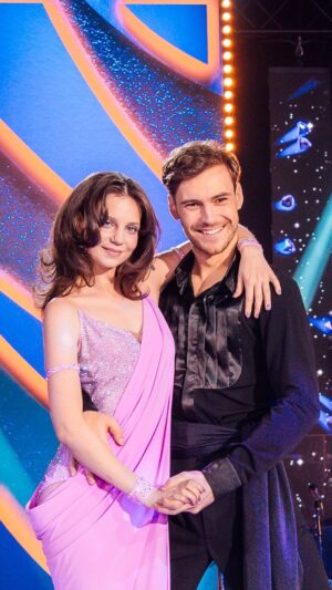 Darija Pavlovičová Instagram - Rumba Dariji Pavlovičové a Dominika Vodičky na píseň Vana plná fialek byla neuvěřitelně procítěná. 💕 Dojala nás o to více, že byla věnovaná patronce Alici a přispěla k dobré věci. 😍

I vy můžete Centrum Paraple podpořit. Jak? Prostřednictvím SMS ve tvaru DMS PARAPLE 30, 90 nebo 190 na telefonní číslo 87 777. Ze srdce vám děkujeme. 💕

#stardancexii #stardancecz #ceskatelevize