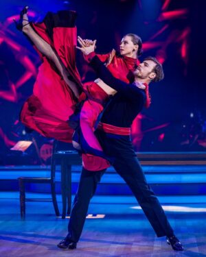 Darija Pavlovičová Instagram - Ach! Na paso doble jsem se tak moc těšila. Celou dobu jsem doufala, že si ho zatančím a ejhle, ono se to splnilo! ♥️
 Tak nádherný, nebezpečný a zároveň vášnivý tanec* 

Děkuju, že jste mi to umožnili* a děkuju, že jste mi věřili celou tu dobu natolik, že jsem se protančila až do finále. Byla to nečekaná cesta plná proměn. Dojímáte mě každičkou zprávou, komentářem i všema sestřihama, co děláte. 🫂🤍

Hlava mi nebere, že se všechno chýlí ke konci. Každý den zažívám naposledy a tím víc se snažím ještě nasát do sebe vůni celého půl roku. Je to šílený, smutný a zároveň tak krásný🧚🏻‍♂️

Čeká nás nabitá sobota. My makáme a doufáme, že si ji užijete s námi🫧 

 Tak brzy! Vaše D&Déčka🌞SD 1

#stardance #darijadominik #sd1 
@stardancecz 📸 - Mikuláš Křepelka