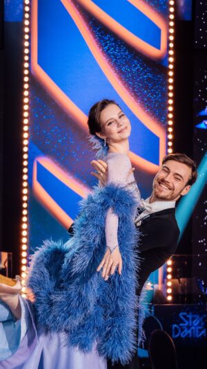 Darija Pavlovičová Instagram - Darija Pavlovičová a Dominik Vodička nás opět díky valčíku na píseň Hold My Hand utvrdili v tom, že tanec není pouhou souhrou pohybů, ale je ryzím uměním vyvolávajícím emoce. 😍

Vzbudilo toto vystoupení silné pocity i ve vás? 💕

Pro své favority hlasujte prostřednictvím SMS ve tvaru SD 1 na číslo 906 11 13. 📱

#stardancexii #stardancecz #ceskatelevize