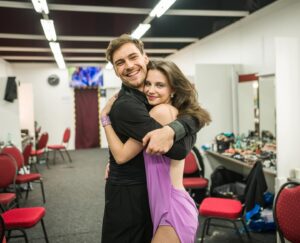 Darija Pavlovičová Instagram - Charitativní večer pro @centrum_paraple byl rozhodně jeden z nejdojemnějších. 

 Tančili jsme pro naši Alici, co má obrovské srdce na správném místě. Dala nám takový náboj a hlavně i mnohem větší rozměr naší rumbě. Celé to ještě podpořila nádherně zazpívaná píseň od naši s Dominikem milované Hegerové a já pak měla co dělat abych se při tanci nerozplakala.

 Jsem neskutečně šťastná, že se vybrala tak neuvěřitelná částka. A ještě víc mě těší, že vím, že peníze půjdou na správnou věc 💜 díky vám!

 A my s @dominikvodicka už od neděle pracujeme na dalších 2 tancích, čas utíká neskutečnou rychlostí, tak se těšíme zase v sobotu🌞

Vaši D&D 

PS: SMS brány jsou znovu otevřené na čísle 906 11 13
Budeme rádi když nás podpoříte 🖤

#stardance #sd1 #darijadominik 

 © Česká televize | Foto - Mikuláš Křepelka | @stardancecz