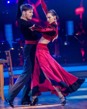 Darija Pavlovičová Instagram - Ach! Na paso doble jsem se tak moc těšila. Celou dobu jsem doufala, že si ho zatančím a ejhle, ono se to splnilo! ♥️
 Tak nádherný, nebezpečný a zároveň vášnivý tanec* 

Děkuju, že jste mi to umožnili* a děkuju, že jste mi věřili celou tu dobu natolik, že jsem se protančila až do finále. Byla to nečekaná cesta plná proměn. Dojímáte mě každičkou zprávou, komentářem i všema sestřihama, co děláte. 🫂🤍

Hlava mi nebere, že se všechno chýlí ke konci. Každý den zažívám naposledy a tím víc se snažím ještě nasát do sebe vůni celého půl roku. Je to šílený, smutný a zároveň tak krásný🧚🏻‍♂️

Čeká nás nabitá sobota. My makáme a doufáme, že si ji užijete s námi🫧 

 Tak brzy! Vaše D&Déčka🌞SD 1

#stardance #darijadominik #sd1 
@stardancecz 📸 - Mikuláš Křepelka
