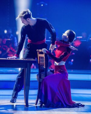 Darija Pavlovičová Instagram - Ach! Na paso doble jsem se tak moc těšila. Celou dobu jsem doufala, že si ho zatančím a ejhle, ono se to splnilo! ♥️
 Tak nádherný, nebezpečný a zároveň vášnivý tanec* 

Děkuju, že jste mi to umožnili* a děkuju, že jste mi věřili celou tu dobu natolik, že jsem se protančila až do finále. Byla to nečekaná cesta plná proměn. Dojímáte mě každičkou zprávou, komentářem i všema sestřihama, co děláte. 🫂🤍

Hlava mi nebere, že se všechno chýlí ke konci. Každý den zažívám naposledy a tím víc se snažím ještě nasát do sebe vůni celého půl roku. Je to šílený, smutný a zároveň tak krásný🧚🏻‍♂️

Čeká nás nabitá sobota. My makáme a doufáme, že si ji užijete s námi🫧 

 Tak brzy! Vaše D&Déčka🌞SD 1

#stardance #darijadominik #sd1 
@stardancecz 📸 - Mikuláš Křepelka