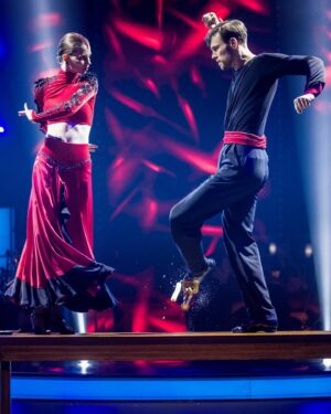 Darija Pavlovičová Instagram - Ach! Na paso doble jsem se tak moc těšila. Celou dobu jsem doufala, že si ho zatančím a ejhle, ono se to splnilo! ♥️
 Tak nádherný, nebezpečný a zároveň vášnivý tanec* 

Děkuju, že jste mi to umožnili* a děkuju, že jste mi věřili celou tu dobu natolik, že jsem se protančila až do finále. Byla to nečekaná cesta plná proměn. Dojímáte mě každičkou zprávou, komentářem i všema sestřihama, co děláte. 🫂🤍

Hlava mi nebere, že se všechno chýlí ke konci. Každý den zažívám naposledy a tím víc se snažím ještě nasát do sebe vůni celého půl roku. Je to šílený, smutný a zároveň tak krásný🧚🏻‍♂️

Čeká nás nabitá sobota. My makáme a doufáme, že si ji užijete s námi🫧 

 Tak brzy! Vaše D&Déčka🌞SD 1

#stardance #darijadominik #sd1 
@stardancecz 📸 - Mikuláš Křepelka