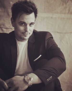Darin Brooks Instagram - 😏 I have something for youuuu!!! 😏 And I can’t wait to share it with you guys tomorrow!! It’s the official Trailer for our new show Amber Brown!!! Who’s ready??? 😁🙌😎 #AmberBrown @appletvplus | Airing July 29th!!!