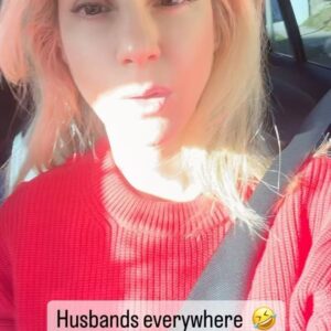 Darin Brooks Instagram - Happy Valentine’s Day to my sleeping beauty!! @kellylkruger 

Thanks you for our 2 amazing beautiful lil monkeys!! And for our BFB @chanceypantsbrooks !! ❤️❤️❤️ And thank you for letting me always make fun of you! Even your nails! 💅😁🤣