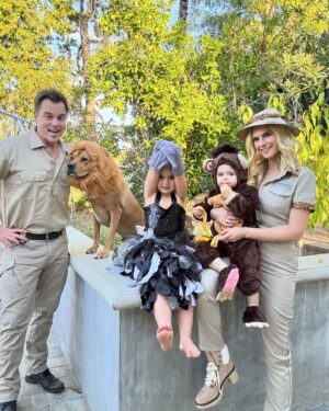 Darin Brooks Instagram - Happy Valentine’s Day to my sleeping beauty!! @kellylkruger 

Thanks you for our 2 amazing beautiful lil monkeys!! And for our BFB @chanceypantsbrooks !! ❤️❤️❤️ And thank you for letting me always make fun of you! Even your nails! 💅😁🤣