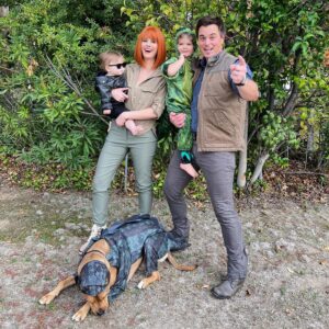Darin Brooks Instagram - Happy Halloween!!! 🎃 Welcome to Jurassic World where Everleigh and Chance are dinosaurs and Gemma is Jeff Goldblum! 🦕 What are u guys dressing up as this year??
#happyhalloween #jurassicworld @jeffgoldblum @prattprattpratt @brycedhoward