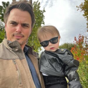 Darin Brooks Instagram - Happy Halloween!!! 🎃 Welcome to Jurassic World where Everleigh and Chance are dinosaurs and Gemma is Jeff Goldblum! 🦕 What are u guys dressing up as this year??
#happyhalloween #jurassicworld @jeffgoldblum @prattprattpratt @brycedhoward