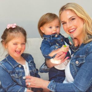 Darin Brooks Instagram - HAPPY MOTHER’s DAY to this lil monkey with our 2 baby chimps!!! Thank you for giving me the 2 most beautiful, smart, kind, tough, strong daughters a guy could ever ask for!! You’re a terrific mother and I just wanted to say, in case I don’t say it enough… I think you’re doing an incredible job!! 😊 Thank you and Love you!! And Happy Mother’s Day to my baby mama! @kellylkruger (Oh and being the best mama to our BFB @chanceypantsbrooks) ❤️❤️
