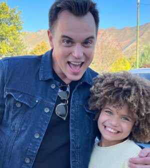 Darin Brooks Instagram - YEAHHH!!! 🙌👏💪 (That’s what I’m screaming in the picture) — Amber Brown airing this summer!! JULY 29th on @appletvplus Can’t wait to see it! What about YOU??? 🔥😁😎🤙 Super proud of all these people!!! A HUGE thank you to @bonniehunt_real and @bobprods @boatrocker and the lovely folks at @appletvplus | Such an amazingly talented, funny and heart warming group of people - actors, directors, producers and all of the CREW! We couldn’t do any of it without you!! 👏👏👏 I’m just super excited! Cheers!! 😎👍🙌👏 #AmberBrown #appletv #appletvplus #summertime