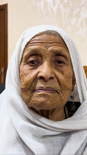 Darin J. Sallam Instagram - Meet 94-year-old Halima Abdelhadi. Zionists expelled her from her village of Zikrin when she was 18 years old. 

We organized a special screening of Farha by Darin J. Sallam for Nakba survivors at a refugee camp in Jordan. During this intimate gathering, Halima shares her heartfelt reaction after watching a traditional Palestinian wedding celebration in the film (the “Henna” scene), drawing poignant parallels with her upbringing in Palestine. 

Later, I sat down with Darin for a podcast episode of “Choose Your Weapon,” where she reflected on Halima’s words, underscoring the power of storytelling in preserving Nakba stories. Stay tuned for more moments and insights from the event.

Video edited by @shivansarna
Translation by @abdullahdwaikat 

حليمة عبد الهادي, ٩٤ عامًا. قام الصهاينة بطردها من قريتها زكرين عندما كان عمرها ١٨ عاماً. 

قمنا بتنظيم عرض خاص لفيلم “فرحة” لِدارين سلّام للناجين من النكبة في مخيم للاجئين في الأردن. خلال هذا اللقاء المميز، تشارك حليمة رد فعلها الصادق بعد مشاهدة حفل زفاف فلسطيني تقليدي في الفيلم (مشهد “الحناء”) والذي تقارنه بشكل مؤثر بأيامها في فلسطين. 

لاحقًا، جلست مع دارين في حلقة بودكاست من “Choose your Weapon”، حيث تحدثت أكثر عن كلمات حليمة، مُؤكّدة على قوة رواية القصص في الحفاظ على سردية النكبة. ترقبوا المزيد من اللحظات واللمحات المميزة من هذا الحدث.