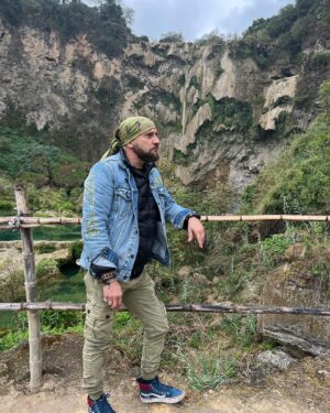Darío Ripoll Instagram - Aquí meditando sobre los nuevos proyectos que tendré para todos  usted muy pronto ! …espero sean de su agrado , yo muy emocionado !! ✌️😎 #actor #actorlife #newproject #lifestyle