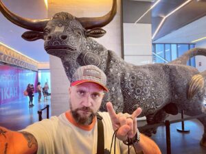 Darío Ripoll Instagram - Que hermoso trabajo en bronce de este toro enorme ,forrado en su totalidad por diminutas chaquiras ,un buen tauro ♉️ con un buen toro!  #toro #tauro #actor #escultura #mitikah 🐂