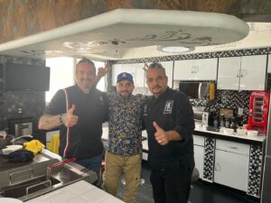 Darío Ripoll Instagram - Cocinando con los primos @chuy.chef @juanjosehk @cateringhk que gusto reencontrarnos por medio de la cocina muy pronto @saborolorysazontv @tvmexiquense 🧑🏼‍🍳