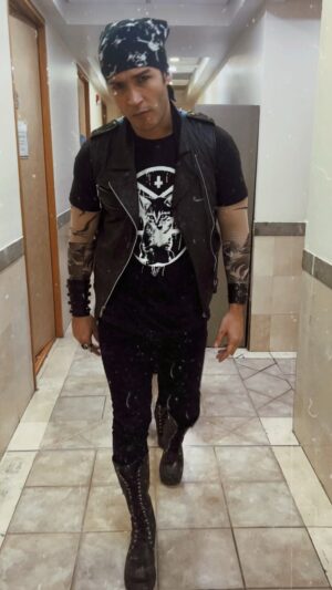 Darío Ripoll Instagram - Rocko! .. El dios del metal !! …Cámara ! 🤘😎 #vecinos  próximo gran estreno ,nueva temporada domingo 19 de marzo 7:30 pm @vecinosoficial @canalestrellas  @televisa @televisa_espectaculos @televisadigital @univicion