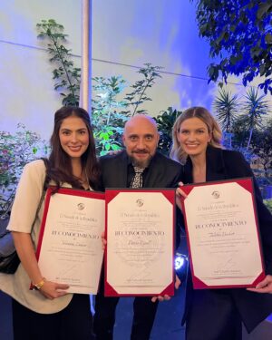 Darío Ripoll Instagram - Primera Entrega de reconocimientos por parte del senado de la república en el marco del día internacional del actor a la trayectoria escénica y nuevos talentos, se plantearon iniciativas importantes para el beneficio de todas y todos los actores del país . team @vecinosoficial presente @verania.luken @talithabeckerr #senadodelarepública #diainternacionaldelactor #gracias 🙏
