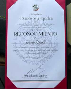 Darío Ripoll Instagram - Primera Entrega de reconocimientos por parte del senado de la república en el marco del día internacional del actor a la trayectoria escénica y nuevos talentos, se plantearon iniciativas importantes para el beneficio de todas y todos los actores del país . team @vecinosoficial presente @verania.luken @talithabeckerr #senadodelarepública #diainternacionaldelactor #gracias 🙏