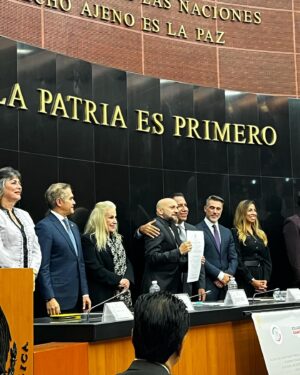 Darío Ripoll Instagram - Primera Entrega de reconocimientos por parte del senado de la república en el marco del día internacional del actor a la trayectoria escénica y nuevos talentos, se plantearon iniciativas importantes para el beneficio de todas y todos los actores del país . team @vecinosoficial presente @verania.luken @talithabeckerr #senadodelarepública #diainternacionaldelactor #gracias 🙏