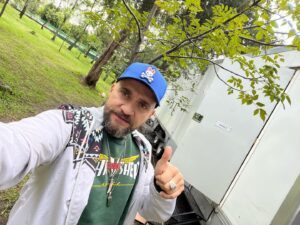 Darío Ripoll Instagram - Ya listo en la oficina, no hay nada mejor que que un dosis de ficción por la mañana ! Excelente miércoles para todos !!🎥✌️😎