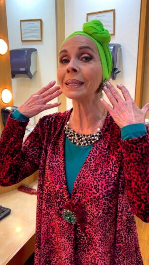 Darío Ripoll Instagram - Doña Magda @macariaactriz nos presume su  #outfitoftheday  @vecinosoficial @eliassolorio @televisadigital @televisa @univision  #aufit #moda #tendencia #carisimoporcierto
