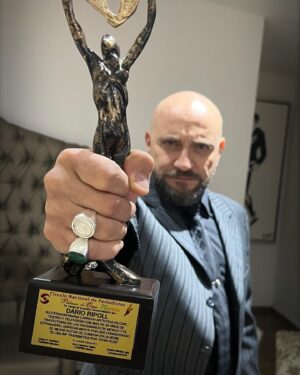 Darío Ripoll Instagram - Grata sorpresa ! .Mi agradecimiento a los @premios_cinpemx #circulonacionaldeperiodistas por este reconocimiento como mejor actor de comedia en la serie #elgalan @starplusla @estudiostelemexico @haroldsanchez5117 @chavacartas @gabrielblancoi gracias totales!! 🙏 comparto este premio con todo el crew y con mis compañeros actores y actrices increíbles @zuritahm @patriciareyesspindola @saramaldonado @latalancon @americavaldess @pazzofabian @ernestolaguardiaoficial mi respeto y cariño siempre 🙏❤️🎥🎬