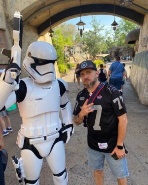 Darío Ripoll Instagram - Este soldado de asalto (primera orden) no estaba muy de buenas ,mejor del lejitos 🙄 #starwars #Star WarsGalaxyEdge #DisneyHollywoodStudios