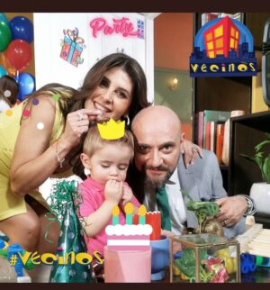 Darío Ripoll Instagram - Hoy es cumpleaños de luisito Jr !! .Se pondrá muy bueno el guateque vecinal !! …Quien se apunta ??? 7:30  @canalestrellas  #vecinos  #serie #comedy ✌️😎