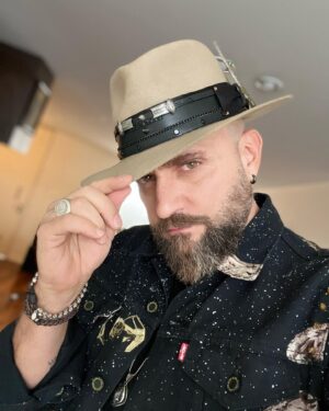 Darío Ripoll Instagram - Bañado ,peinado y perfumado !  Vamonos a  hacer promoción del #elgalanserie #elgalan  próximo estreno  8 de junio solo por @starplusla  #comedy ✌️😎 
🎩 @godswillhats
