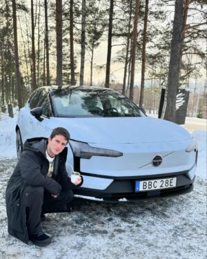 Dario Yazbek Bernal Instagram - En este viaje me di cuenta  que soy como un carro eléctrico: silencioso pero potente, de gran diseño y mucho material reciclado…

El mejor equipo “Swexico” o “Swexy co” 

Inolvidable viaje. Gracias infinitas @volvocars @volvocarmexico @rebemolho 

#ex30