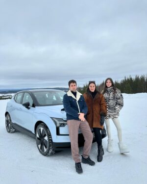 Dario Yazbek Bernal Instagram - En este viaje me di cuenta  que soy como un carro eléctrico: silencioso pero potente, de gran diseño y mucho material reciclado…

El mejor equipo “Swexico” o “Swexy co” 

Inolvidable viaje. Gracias infinitas @volvocars @volvocarmexico @rebemolho 

#ex30