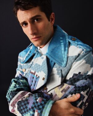 Dario Yazbek Bernal Instagram - DARIO YAZBEK en el número de invierno de Neo2 Print. 

Este sagitario de 1990 forma parte de la historia del cine mexicano desde antes de nacer. Por un lado tiene a los Yazbek, directores de fotografía; y, por otro, a la saga Bernal de actores y actrices. En España le descubrimos en “La Casa de las Flores” como el joven gay Julian de la Mora. A partir de ahí se suceden títulos de series y películas donde en ocasiones también sorprende como productor, no solo como actor. “Nuevo Orden”, “Now and Then”, “Pet Shop Days” y “No voy a pedirle a nadie que me crea”, su último gran estreno junto al film “Good Savage. 

Todas las fotos y entrevista en kioscos o a través del link de la bio

@dario

Fotografía @piogarciaphoto
Estilismo @veroocriado 
Entrevista @mongomeri
Muah @alex.gancedo_
Asistente Fotografía @belentrillo
Asistente Estilismo @lauri_sty
Producción @ar.fnts
Plató @tribu_studio
Agradecimientos @dypcomunicacion   @majos.mm

FOTO 1

Look @dior   Anillo @pdpaola_jewelry

FOTO 2

Americana @aschlesser   Camiseta @impetusunderwear   PantalÓN y cinturón @boss   Gafas @philipppleinofficial   Zapatos @jimmychoo

FOTO 3

Look @louisvuitton

#darioyazbek #neo2 #actor #neo2magazine #actormexicano #revista #menswear #mensfashion