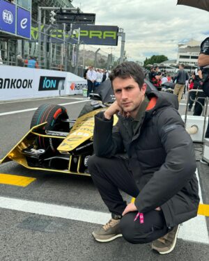 Dario Yazbek Bernal Instagram - Elegancia y velocidad, son para el hombre de hoy una necesidad. 
.
Gracias  por llevarme a la @fiaformulae y @hackettlondon por mi look de Hackett Sport. #howtohackett #formulae