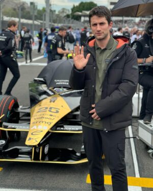 Dario Yazbek Bernal Instagram - Elegancia y velocidad, son para el hombre de hoy una necesidad. 
.
Gracias  por llevarme a la @fiaformulae y @hackettlondon por mi look de Hackett Sport. #howtohackett #formulae