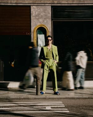 Dario Yazbek Bernal Instagram - 3/4 COVER STORY w/ DARÍO YAZBEK: “No me imagino mi vida sin terapia”
Lo conocimos gracias a “La Casa de las Flores” y nos enamoramos perdidamente de él. Pero claro, tener a menos de un metro a Darío Yazbek (30 de noviembre de 1990 en Ciudad de México, México) es un sueño hecho realidad. Y no es que fuese un groupie más, pero casi. Claro está que en las distancias cortas esa sonrisa se ve acentuada y la sabiduría se eleva a la máxima potencia.

 

Ante mí me he encontrado a un alma que quiere ser más libre, que se resiste a ser una etiqueta y que lucha porque la sociedad entienda que hay diferentes masculinidades. Así que hay que grabarse a fuego estas tres afirmaciones: Los hombres también lloran, los hombres son sensibles y a Darío Yazbek hay que quererle como imperativo.
.
LINK IN BIO
.

TEAM
Talent: @dario

Photographer: @adrian_nucelaar

Stylist: @sofia_stein

@davidgmiras

MUAH & Hair: @javierdominguex

Editor in Chief: @pabloaragon

 

Thanks to

@dypcomunicacion
.
#coverstory #fashion #moda #lifestyle #outfit #menaesthetics #abs #fit #darioyazbek #aesthetic #men  #style #photoshoot #photo #photooftheday #picoftheday #pics