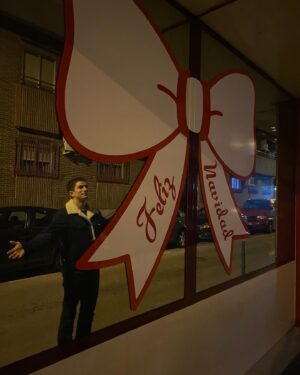 Dario Yazbek Bernal Instagram - Felices fiestas a todxs les desea el tío Darío madrileño.
Puro amor a todos los que necesitan y a los que les sobra, también.