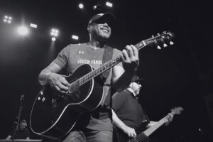 Darius Rucker Instagram - I knew this tour was going to be special, but WOW! Having the time of my life out here!! 

#startingfirestour #countrymusic 

(📷 @christiegoodwin)