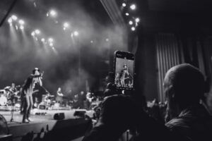 Darius Rucker Instagram - I knew this tour was going to be special, but WOW! Having the time of my life out here!! 

#startingfirestour #countrymusic 

(📷 @christiegoodwin)