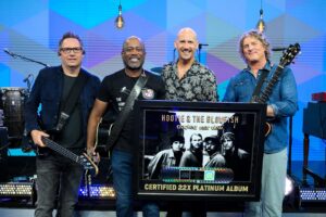 Darius Rucker Instagram - What a morning!! 

Big thanks to @riaa_awards and all of YOU for making this happen. @hootieofficial’s ‘Cracked Rear View’ is 22x platinum...INSANE!!! #RIAATopCertified

📷 ABC/Paula Lobo