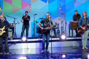 Darius Rucker Instagram - What a morning!! 

Big thanks to @riaa_awards and all of YOU for making this happen. @hootieofficial’s ‘Cracked Rear View’ is 22x platinum...INSANE!!! #RIAATopCertified

📷 ABC/Paula Lobo
